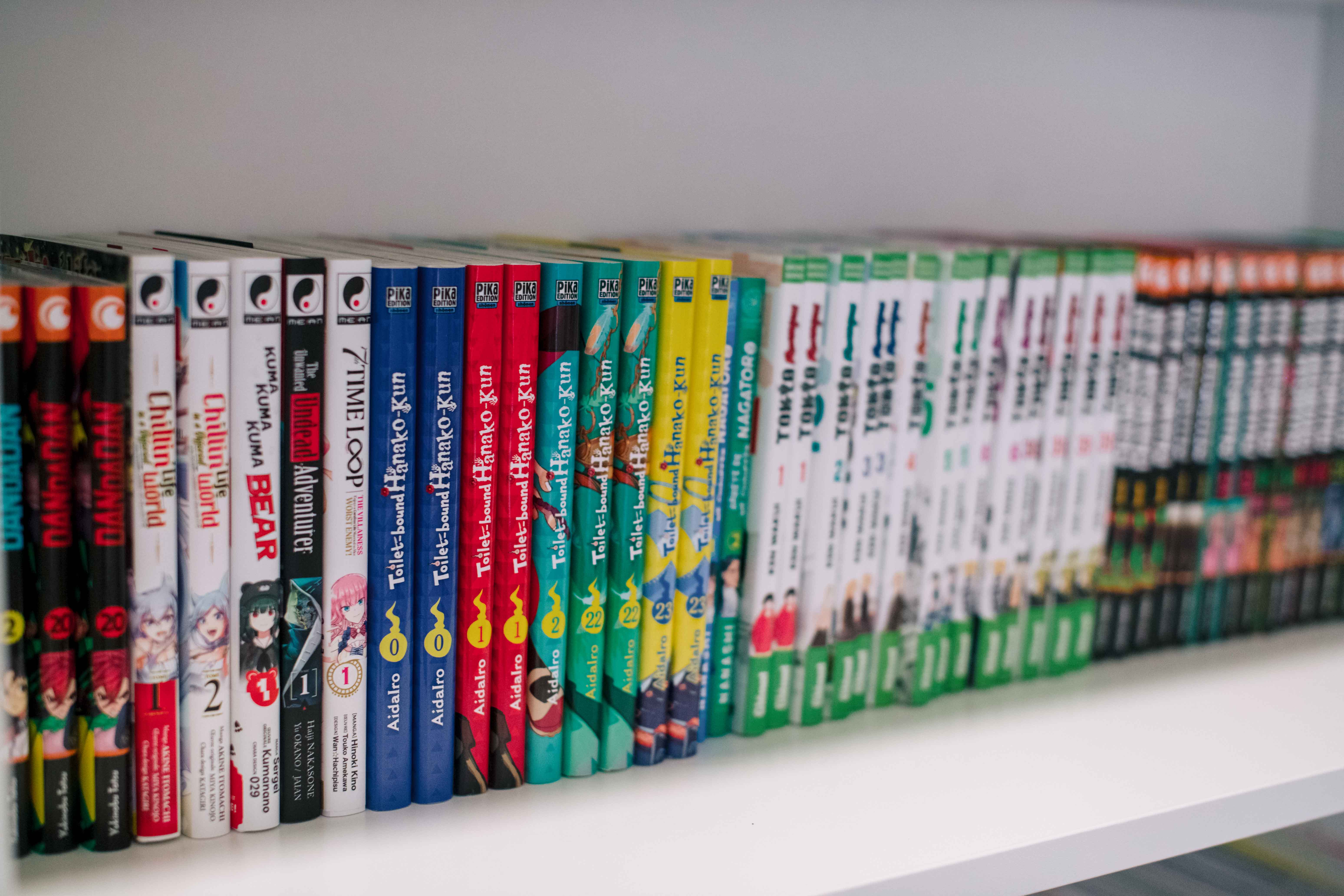 rayon mangas pour enfants ados et adultes dans une librairie à vallauris